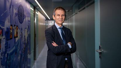 Antonio Alcaraz, jefe de Urología y responsable de trasplante renal del Hospital Clínic de Barcelona, a las puertas de su despacho.