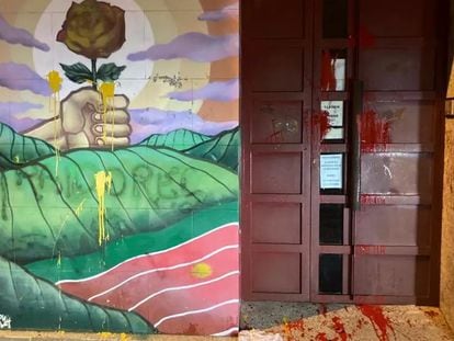 Sede del PSOE de Zamora, vandalizada con pintura amarilla y roja.