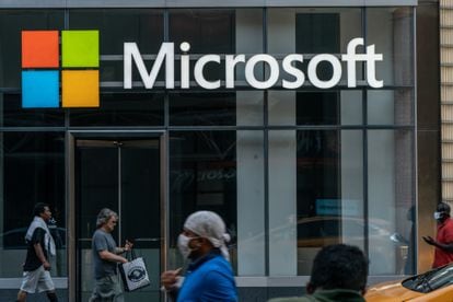Varias personas pasan por delante de un centro tecnológico de Microsoft en Nueva York, en julio de 2020.