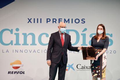 Esther Estepa Saro, directora corporativa de talento y experiencia del empleado de Quirónsalud, recibe el premio a la acción más ligada a la Universidad de José Antonio Vega, director de CincoDías.