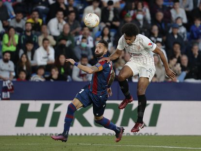 Koundé, autor del tercer gol del Sevilla, se impone por arriba a Morales.
