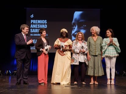 Los ganadores de la VII edición de los premios de Anesvad, junto con el alcalde de Bilbao y la directora de Anesvad, durante la entrega de los galardones en Bilbao.