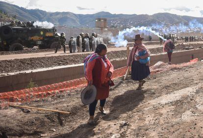 En Cusco, en la región andina de Perú, también se enfrentan manifestantes y la policía, al tiempo que sucede la marcha en Lima.
