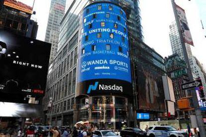 Logo de Wanda Sports Group en la sede de Nasdaq, en Times Square (Nueva York), antes de su OPV en 2019. 