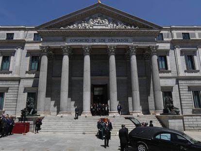 Féretro de Rubalcaba a su salida del Congreso.