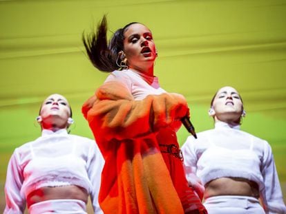 Rosalía, durante su actuación en el escenario del Primavera Sound Festival, en Oporto (Portugal).