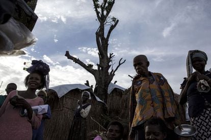<p>La afluencia de refugiados ha creado un caldo de cultivo ideal para la propagación de enfermedades en un país que se enfrenta al brote de cólera más grave de las últimas décadas. </p> <p>En la imagen, algunos refugiados en un campamento el 20 de marzo de 2018 en Kalemie (República Democrática del Congo).</p>