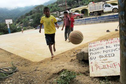 Arturo de Jesús Ramírez, de ocho años, jugando con otros niños en una de las cinco canchas de baloncesto del pueblo de Río Venado, en la Sierra Mixteca de Oaxaca (México):