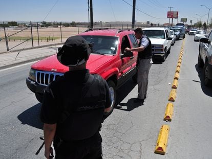 Elementos de la policía realizan un retén en Chihuahua, en una imagen de archivo