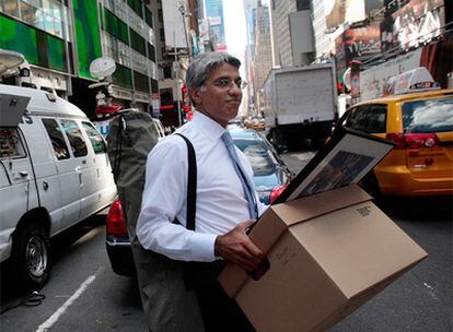 Un empleado de Lehman Brothers abandonaba las oficinas en septiembre del año pasado.