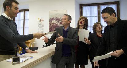 Castro, Cambroll&eacute; y Jim&eacute;nez, durante el registro del proyecto de ley.