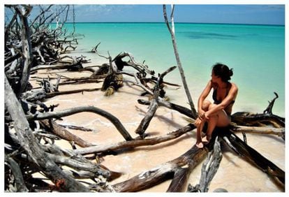 “Las maderas son restos de tormentas que el mar arrastra. Se trata de Cayo Jutías, en Cuba, una playa natural, sin contaminar, que conserva lo que nosotros hemos perdido en muchas partes de España. Así que le pedí a mi novia que se pusiera para una foto”, cuenta Cristóbal Jorge (de Caudete, Albacete).