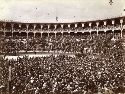 Mitin de Solidaritat Catalana en la plaza de toros de Las Arenas, el 21 de octubre de 1906, en una imagen de Frederic Ballell.