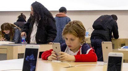Solo el 44% de los niños entre 10 y 18 años sabe diferenciar información falsa de la verdadera en Internet.