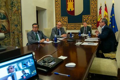 Emiliano García Page, en el centro, durante la reunion telemática con los taurinos.