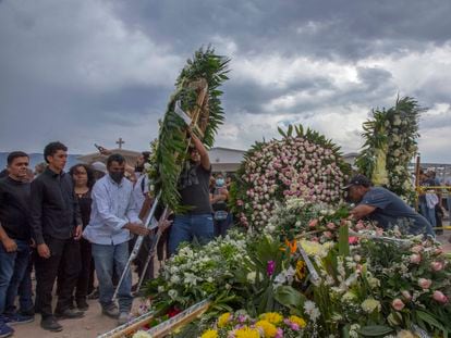 Familiares y amigos depositan flores sobre el feretro de Debanhi Escobar este sábado.