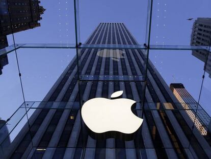 Logo de Apple en la tienda de la 5ª Avenida en Nueva York.