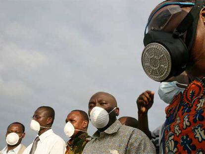 Residentes del área de Abiyán afectada por el vertido se protegen con máscaras.