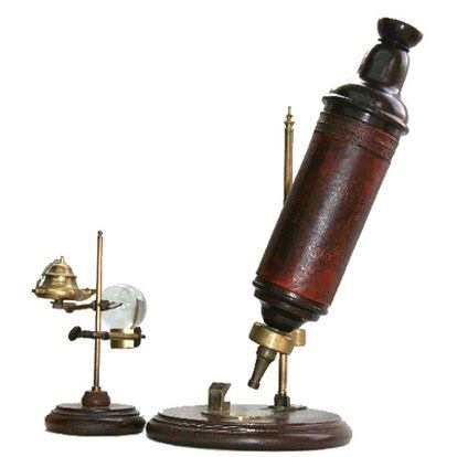 Microscopio compuesto construido por Christopher Cock según diseño de Robert Hooke, año 1670, Inglaterra, de la exposición <i>La lente que cambió el mundo</i>.