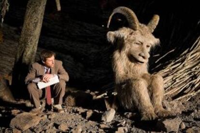 Jonze con una de las criaturas de la película 'Donde viven los monstruos'.