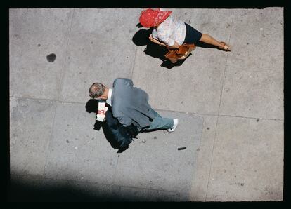 De la serie 'The Fifth Point of the Compass' / 'New York From A to Z, Studies in Random Constant, Fixed Focus–Time Lapse, RAIN, RUNNER, READER, RADIO, RED, ROLLER', 1977–85. Del libro 'Bettina' (Aperture, 2022).