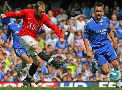 Rooney dispara ante Terry en el Chelsea-Manchester del pasado sábado.