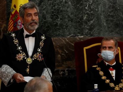El presidente del Consejo General del Poder Judicial (CGPJ), Carlos Lesmes, interviene en presencia del rey Felipe VI, al inicio del acto de inauguración del año judicial.