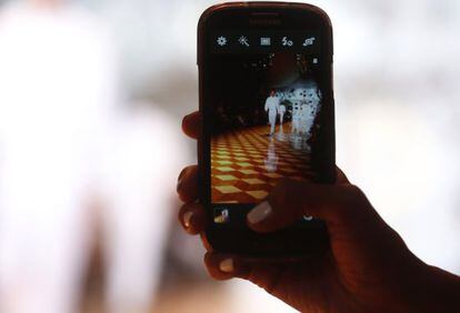 Imagen de un smartphone en un desfile de moda en Milán.