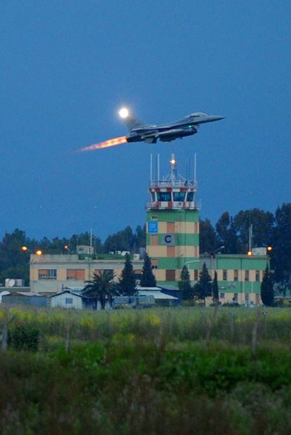 Un F-16 de EE UU despega de la base de Sigonella, en Sicilia.