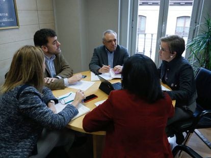 Rafael Simancas, en el centro, en la reunión con Causapié y Gómez Montoya.