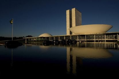 El edificio del Congreso Nacional, en Brasilia, obra de Niemeyer, que se inaugur&oacute; en 1960 concebido como un proyecto de ciudad ideal. La transformaci&oacute;n arquitect&oacute;nica buscaba impulsar Brasil a trav&eacute;s de la construcci&oacute;n de una moderna capital en el interior del pa&iacute;s. 
