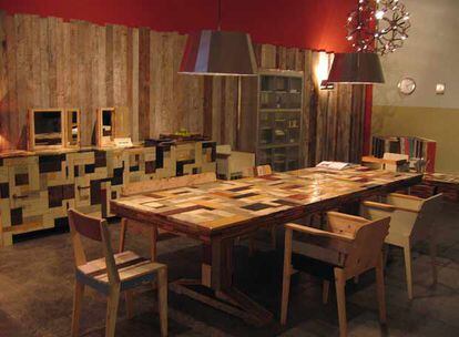 Muebles realizados por el diseñador holandés Piet Hein Eek a partir de restos de madera.
