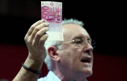 El candidato de IU a la Presidencia del Gobierno, Cayo Lara, muestra un billete de 500 euros durante su intervención en mitin en la campaña electoral de noviembre de 2011. EFE/Archivo