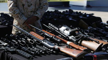 Armas incautadas por el Ejército mexicano acomodadas para ser destruidas, en Tijuana, el 17 de marzo de 2023.