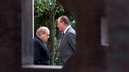 Juan Carlos I y Jordi Puyol charlan tras la inauguración de una exposición de Chillida en la Fundación Miró de Barcelona en 2003.