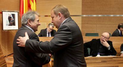 El presidente de la Diputaci&oacute;n de Valencia, Alfonso Rus, y el portavoz socialista, Jos&eacute; Manuel Orengo, se felicitan por el acuerdo.