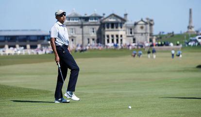 Barack Obama jugando al golf en St Andrews, Escocia.