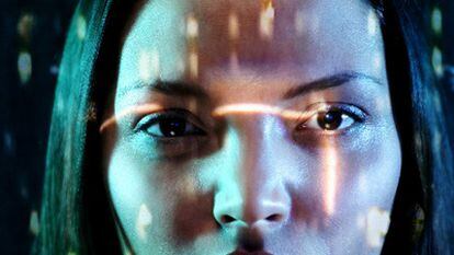 Imagen de un sistema de seguridad biométrico que representa la cara de una mujer.
