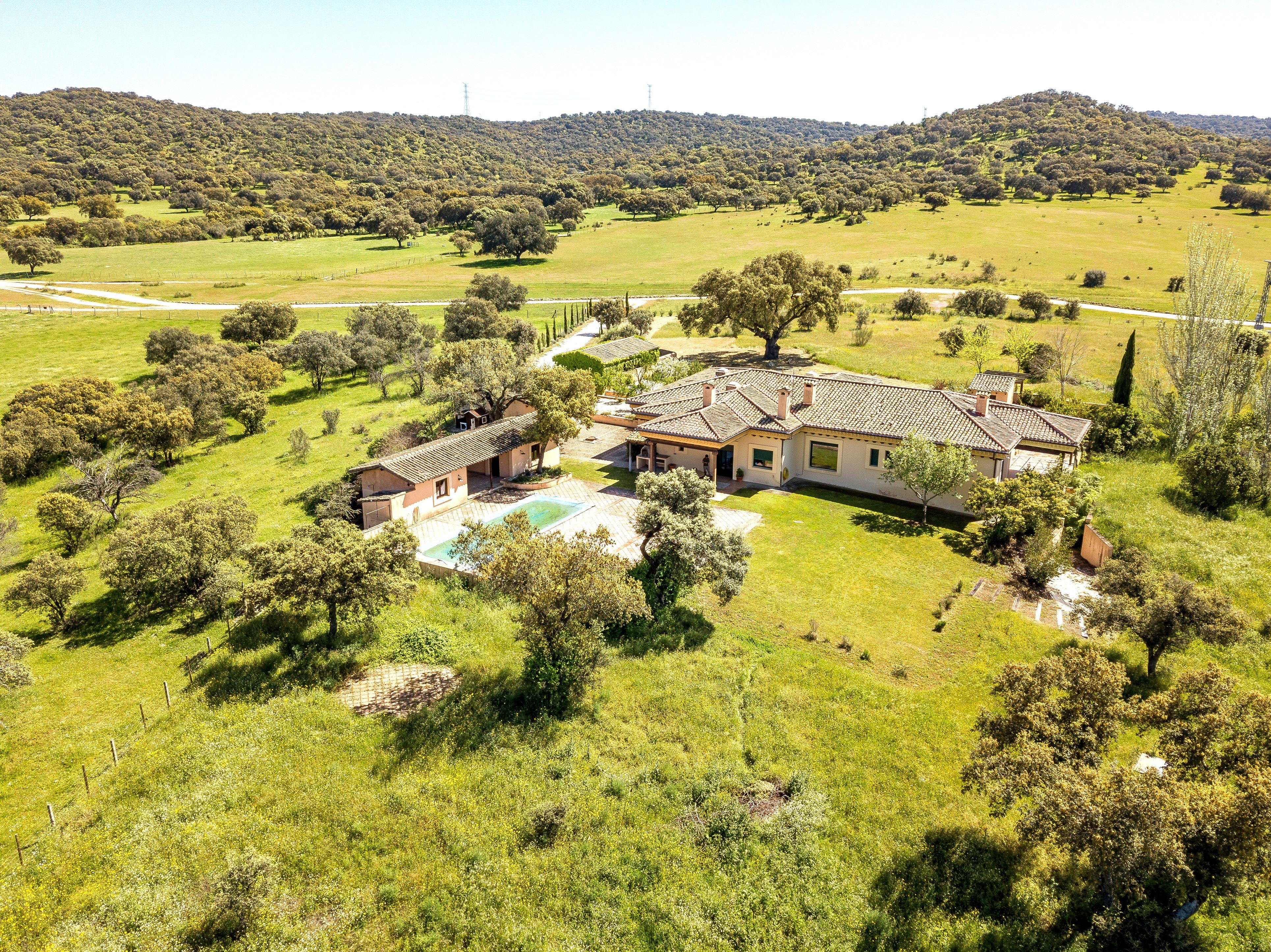 Las tres casas de la semana: villa con dos piscinas y techos infinitos en Sotogrande por 5,2 millones