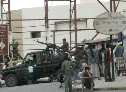 Un vehículo de la Policía de Yemen hace guardia cerca de embajada de EE UU en Sanaa.