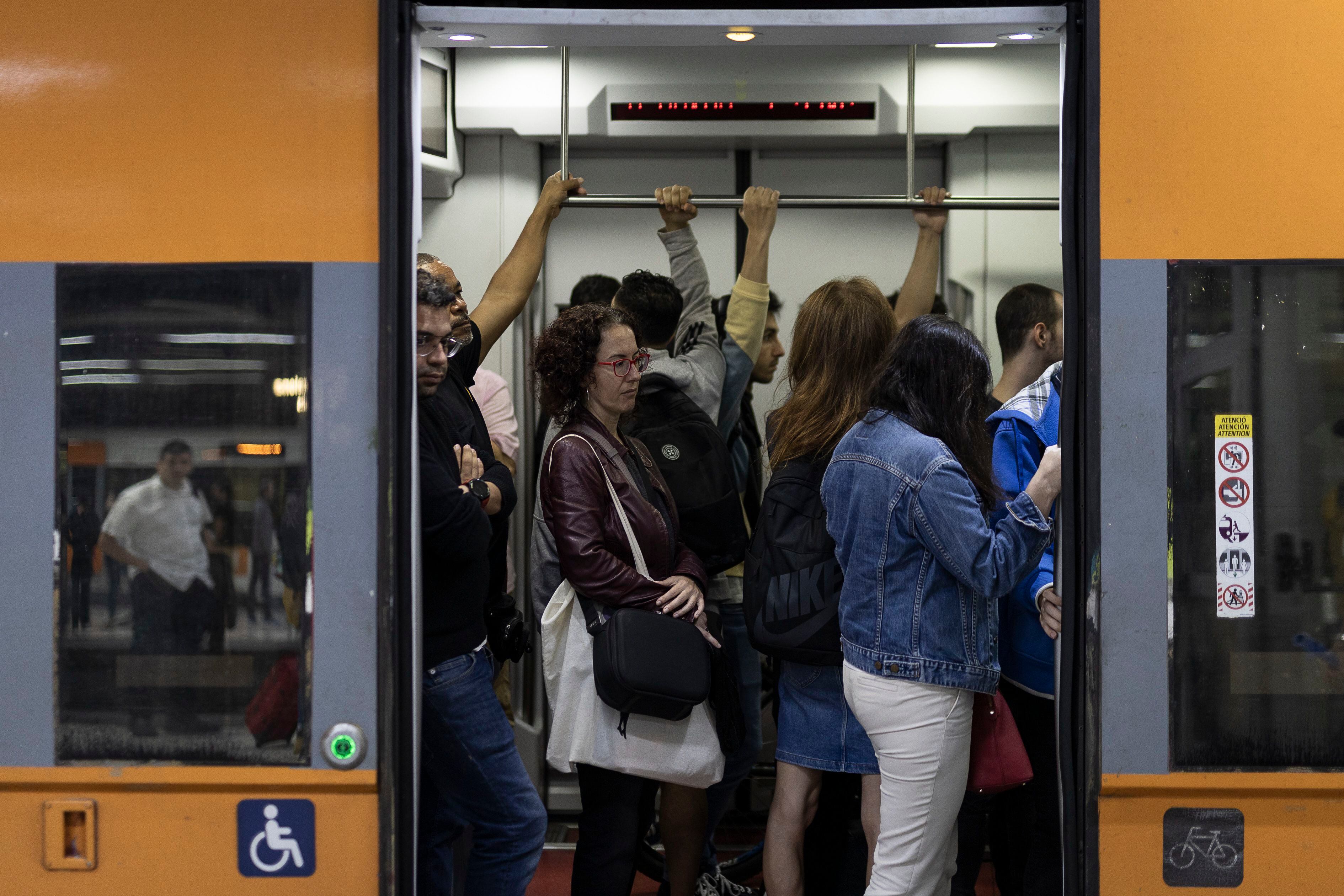 Usuarios de rodalies en la estación de Sants en Barcelona, este miércoles. 
