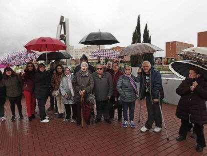 Afectados por el Plan Permuta en la entrada del barrio del Ensanche Sur, en Alcorcón.