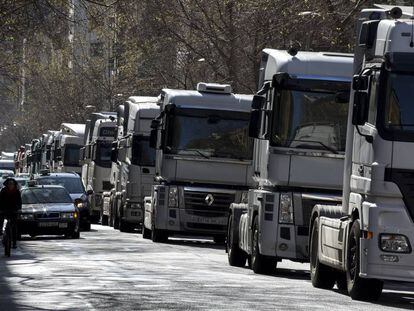 Camiones en marcha lenta en el centro de Barcelona. 