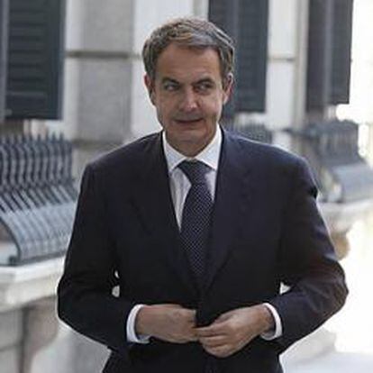El presidente del Gobierno, José Luis Rodríguez Zapatero, en el patio del Congreso.