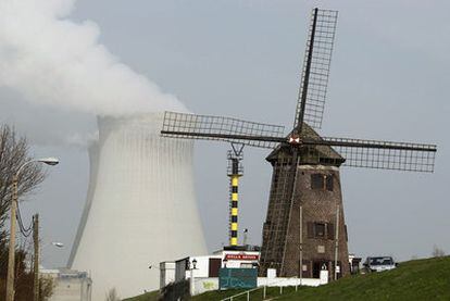 Un molino de viento frente a la central nuclear belga de Doel.
