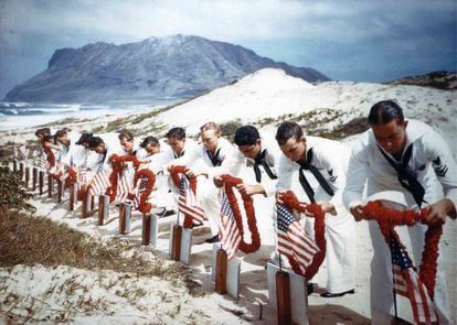 Siguiendo la tradición hawaiana, los marines honran a los hombres asesinados durante el ataque japonés a Pearl Harbor en la Estación Aérea Naval de Kaneohe (Hawái), el 31 de mayo de 1942.
