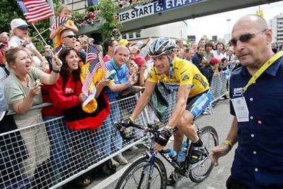 Lance Armstrong, momentos antes de comenzar la etapa.