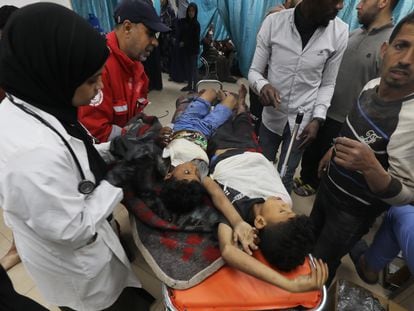 Palestinos heridos son trasladados al Hospital Al Aqsa en Yan Junis, este miércoles.