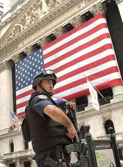 Un policía vigila el edificio de la Bolsa de Nueva York.