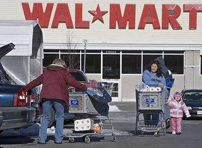 Una clienta espera para pagar su mercancía en un hipermercado de Wal-Mart de Oakland, California.